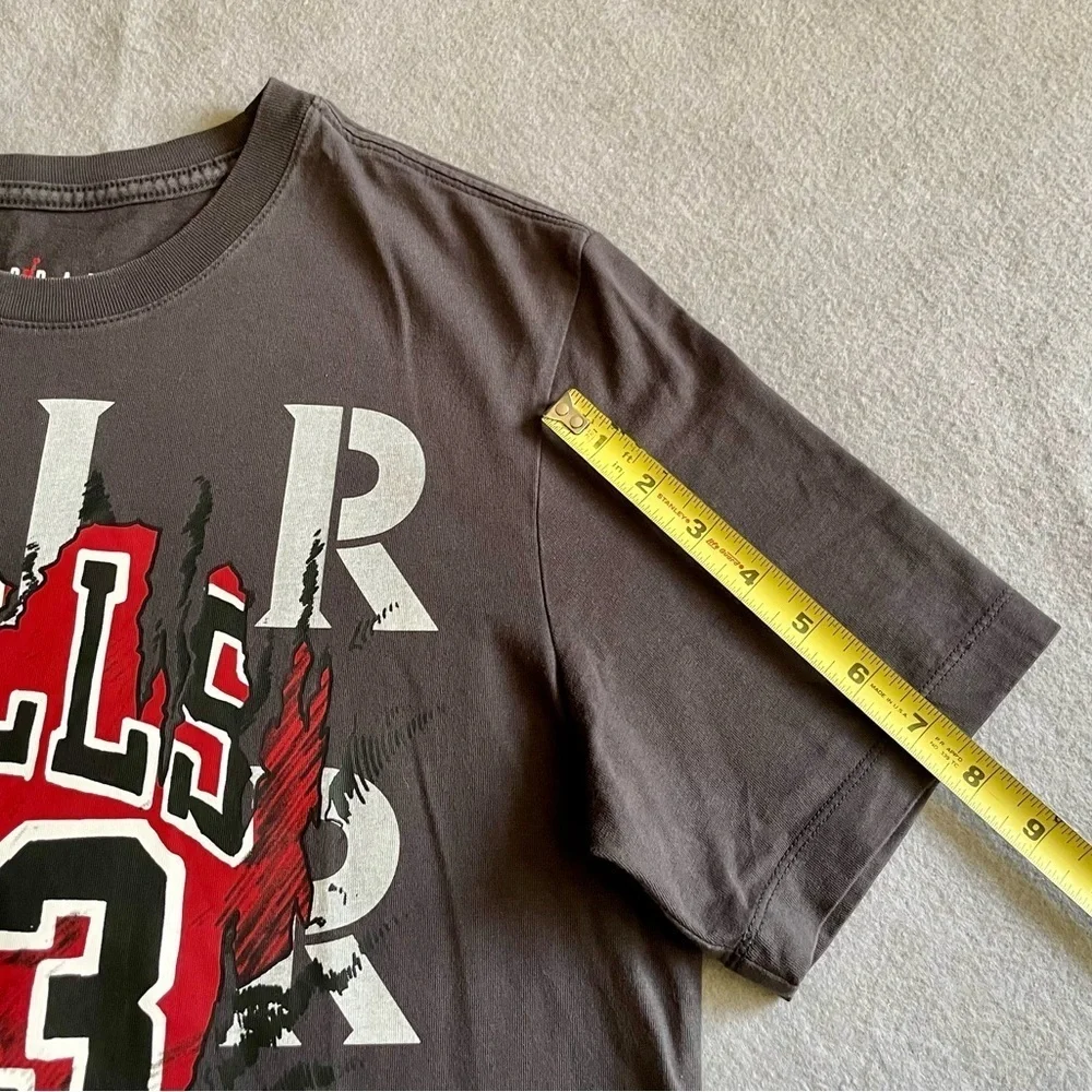 Air Jordan 23 Bulls T-Shirt Men’s Medium Gray Graphic NBA Tee